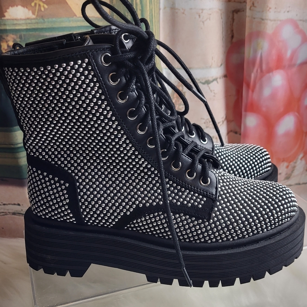 NWOB Gianni Bini Non-Stop Studded Chunky Lug Sole Platform Bootie Women 6.5  A1